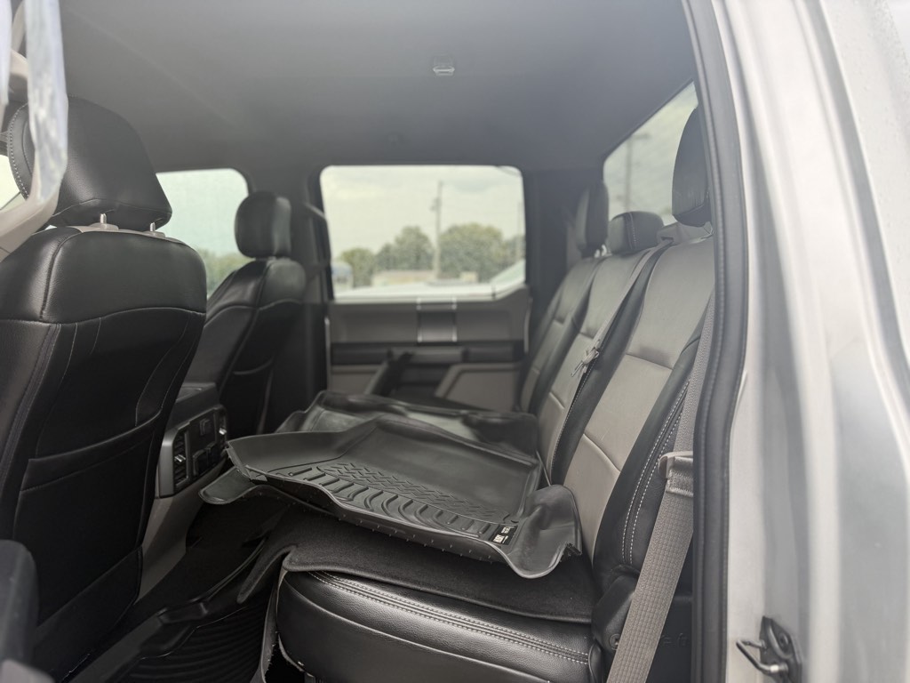 Photo 6 of this Ford Super Duty F-350 DRW