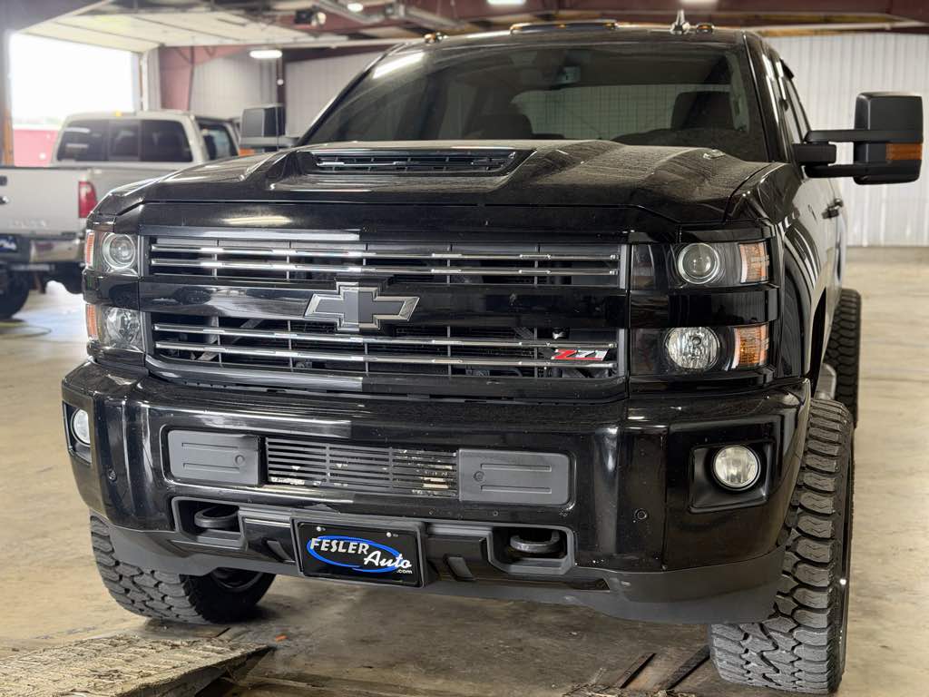 Photo 2 of this Chevrolet Silverado 2500HD