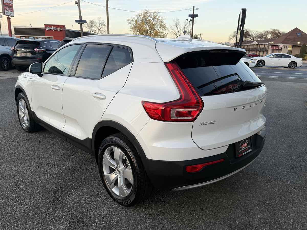 2022 Volvo XC40 Momentum photo 2