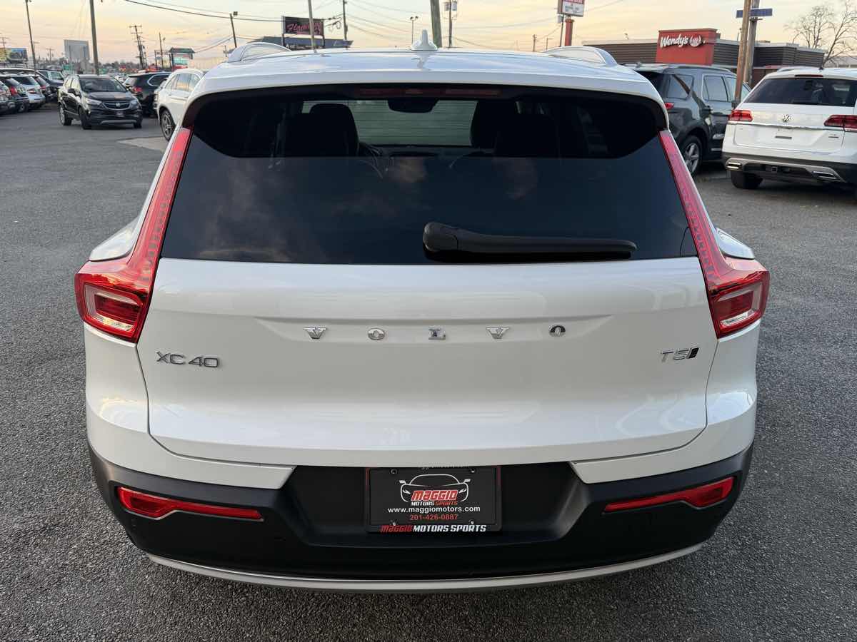2022 Volvo XC40 Momentum photo 3