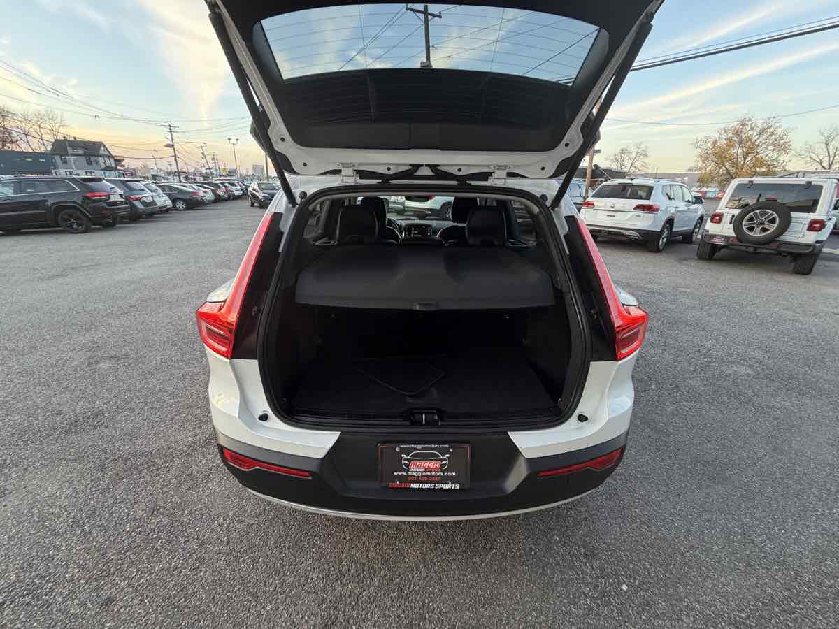 2022 Volvo XC40 Momentum photo 4