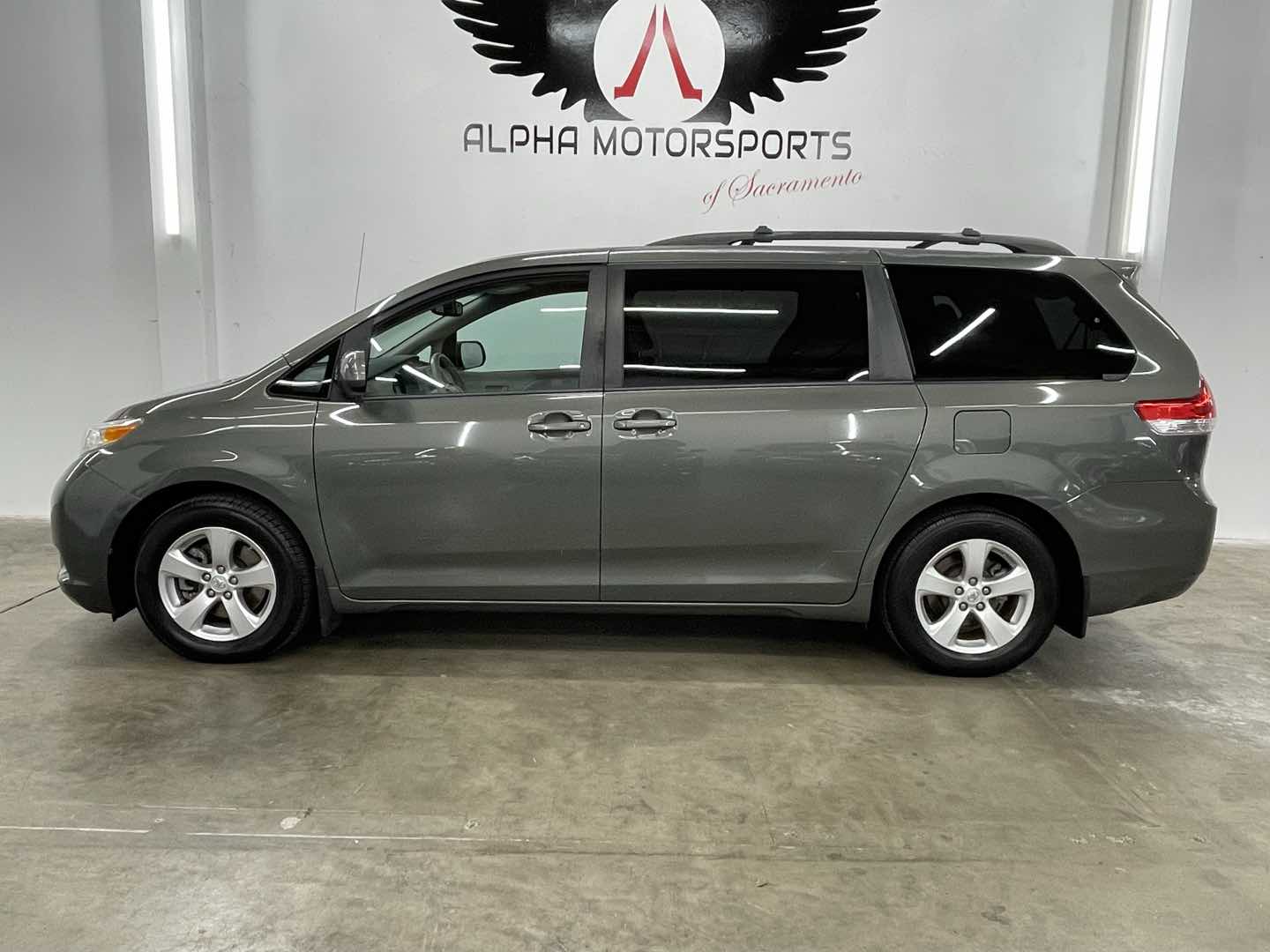 2013 Toyota Sienna LE - Photo 2