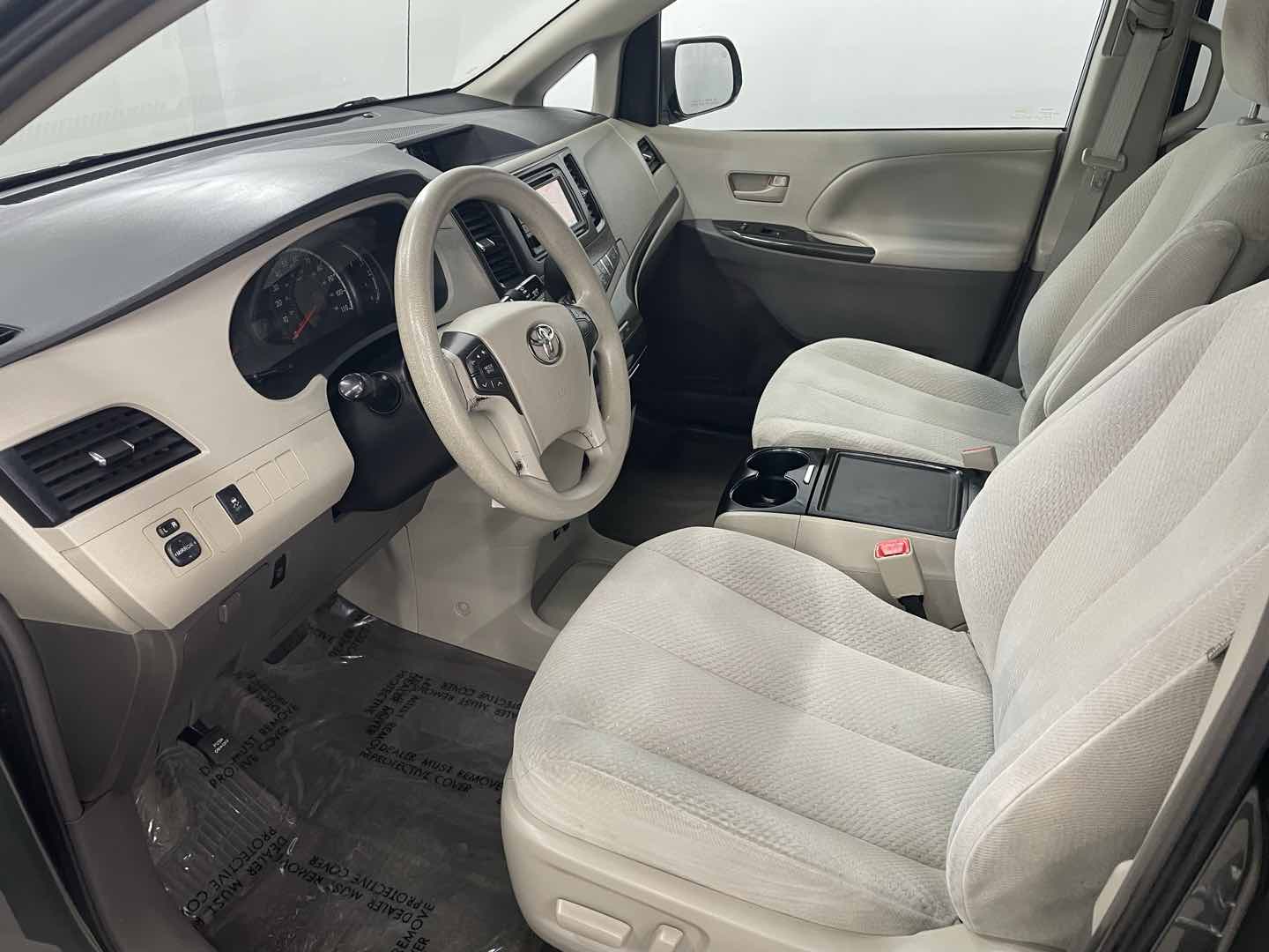 2013 Toyota Sienna LE - Photo 14