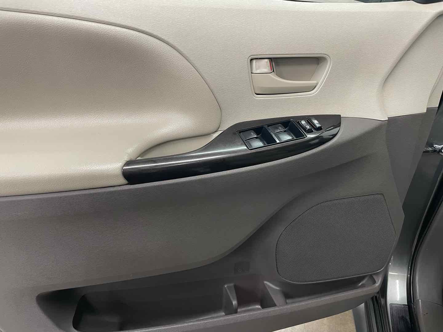 2013 Toyota Sienna LE - Photo 15