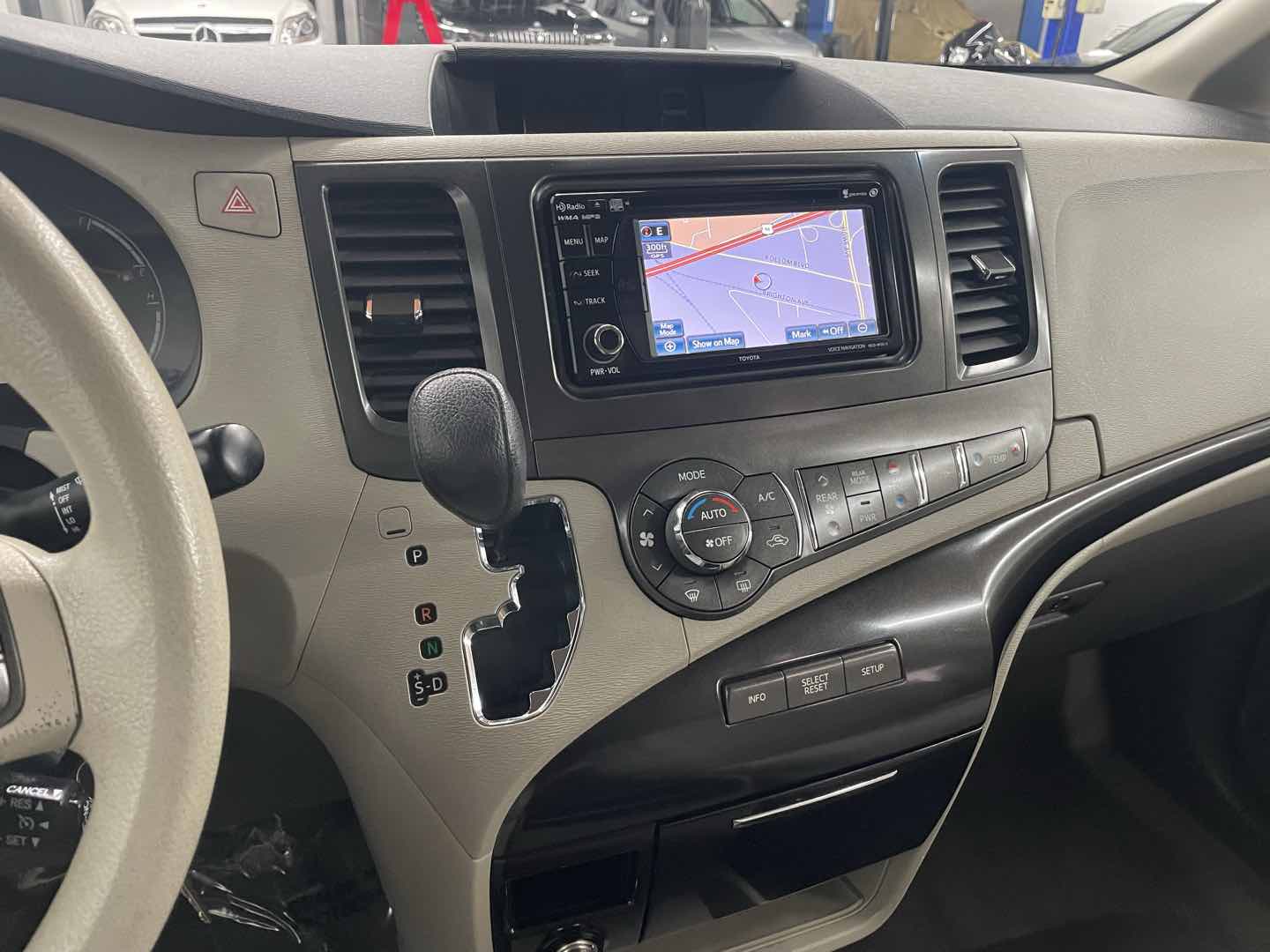 2013 Toyota Sienna LE - Photo 18