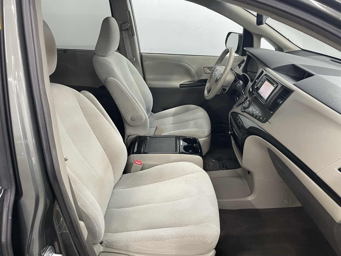 2013 Toyota Sienna LE - Photo 19