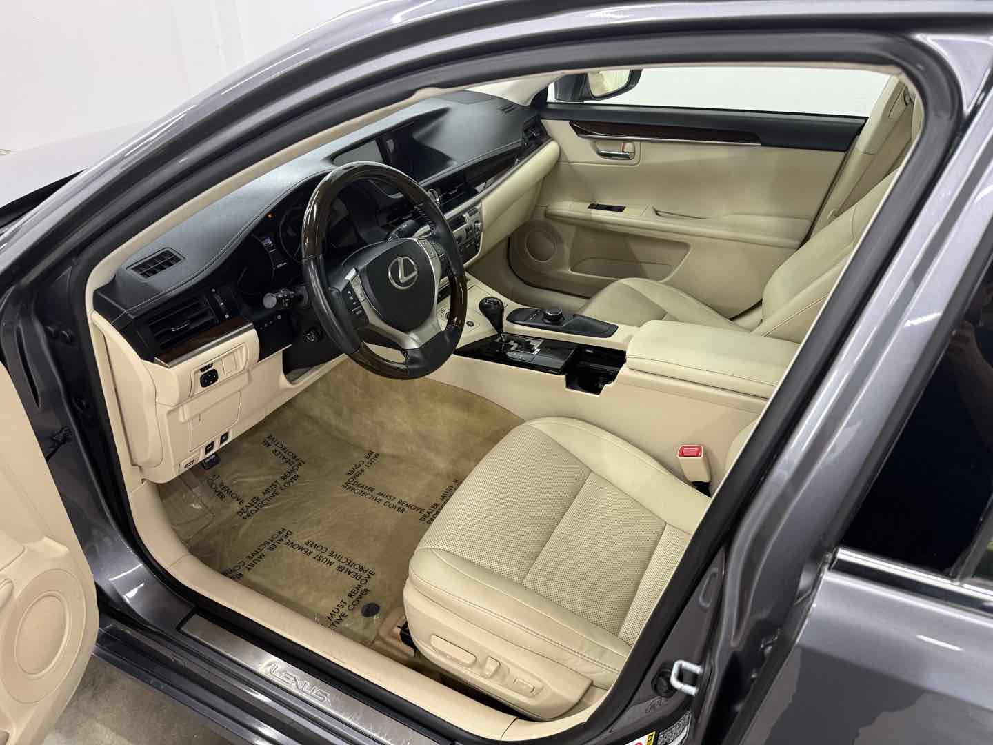 2015 Lexus ES 350 - Photo 15