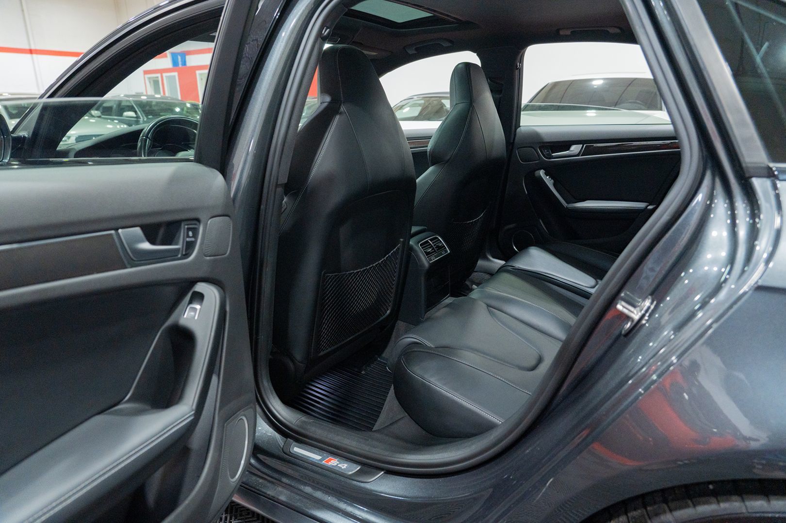 Photo 27 of this Audi S4