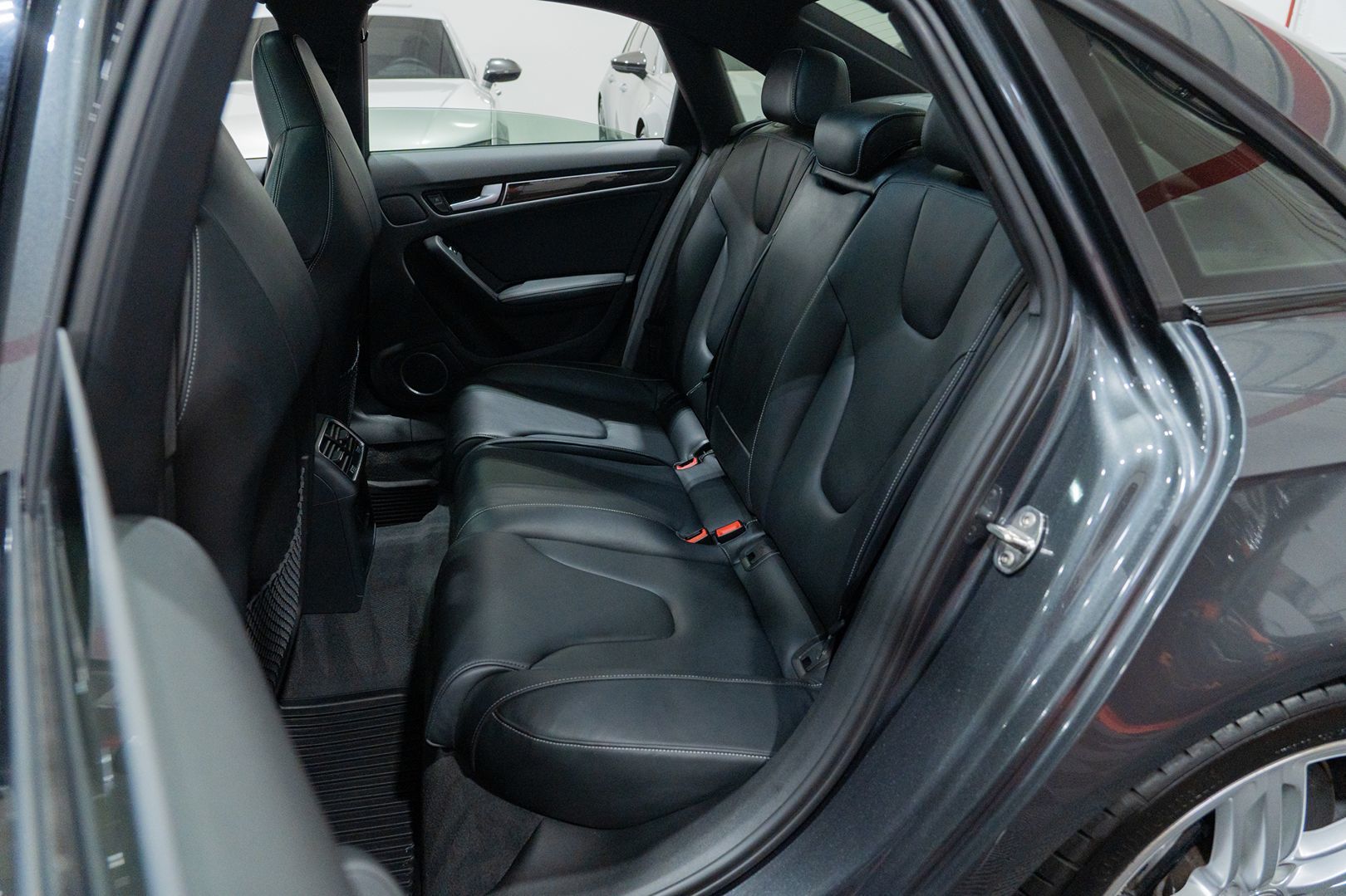 Photo 28 of this Audi S4