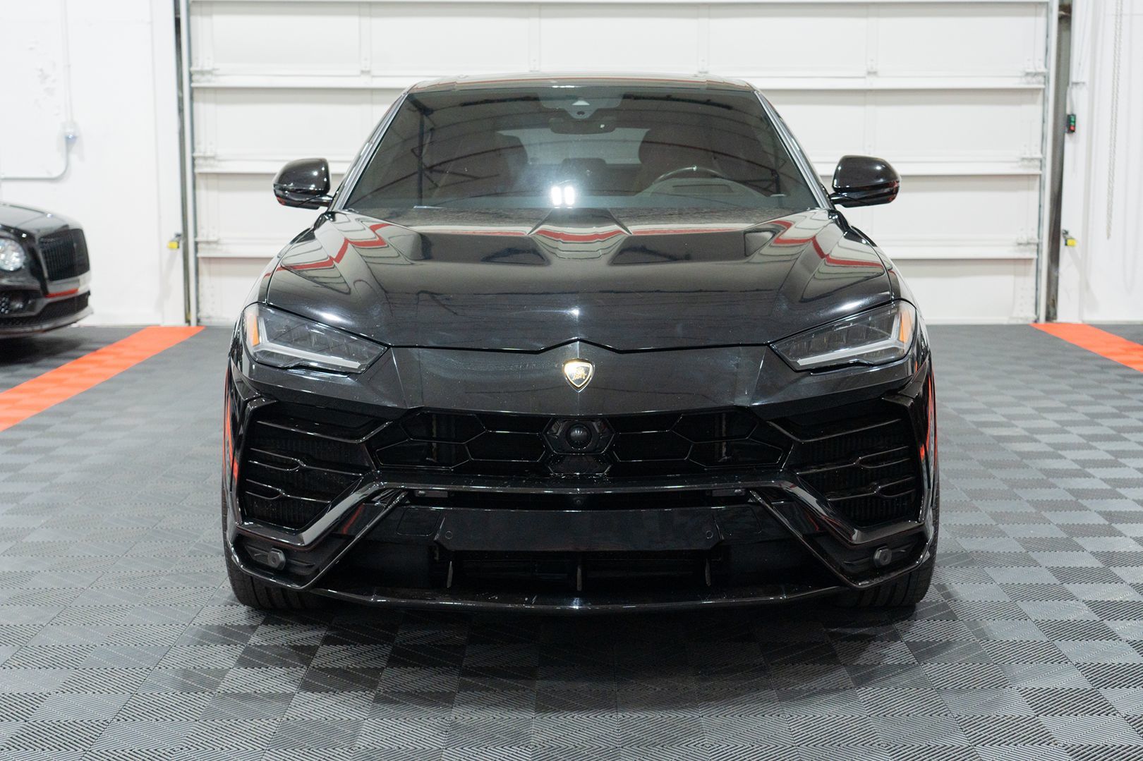 Photo 2 of this Lamborghini Urus