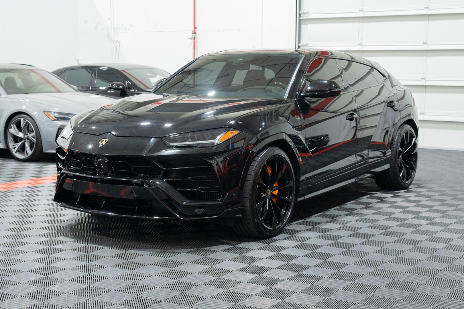 Photo 3 of this Lamborghini Urus