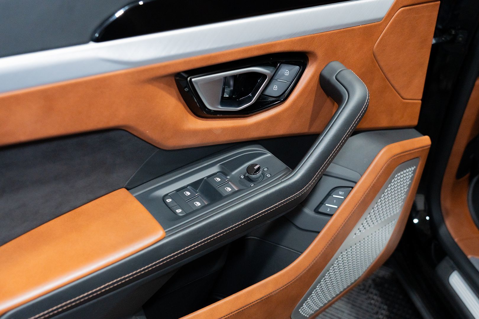 Photo 31 of this Lamborghini Urus