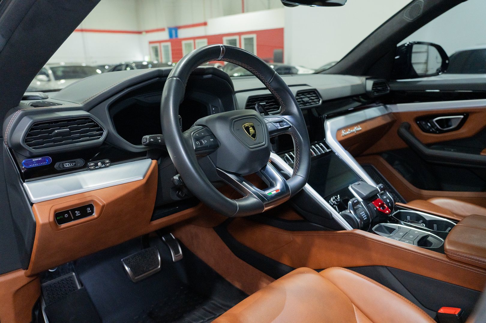 Photo 34 of this Lamborghini Urus