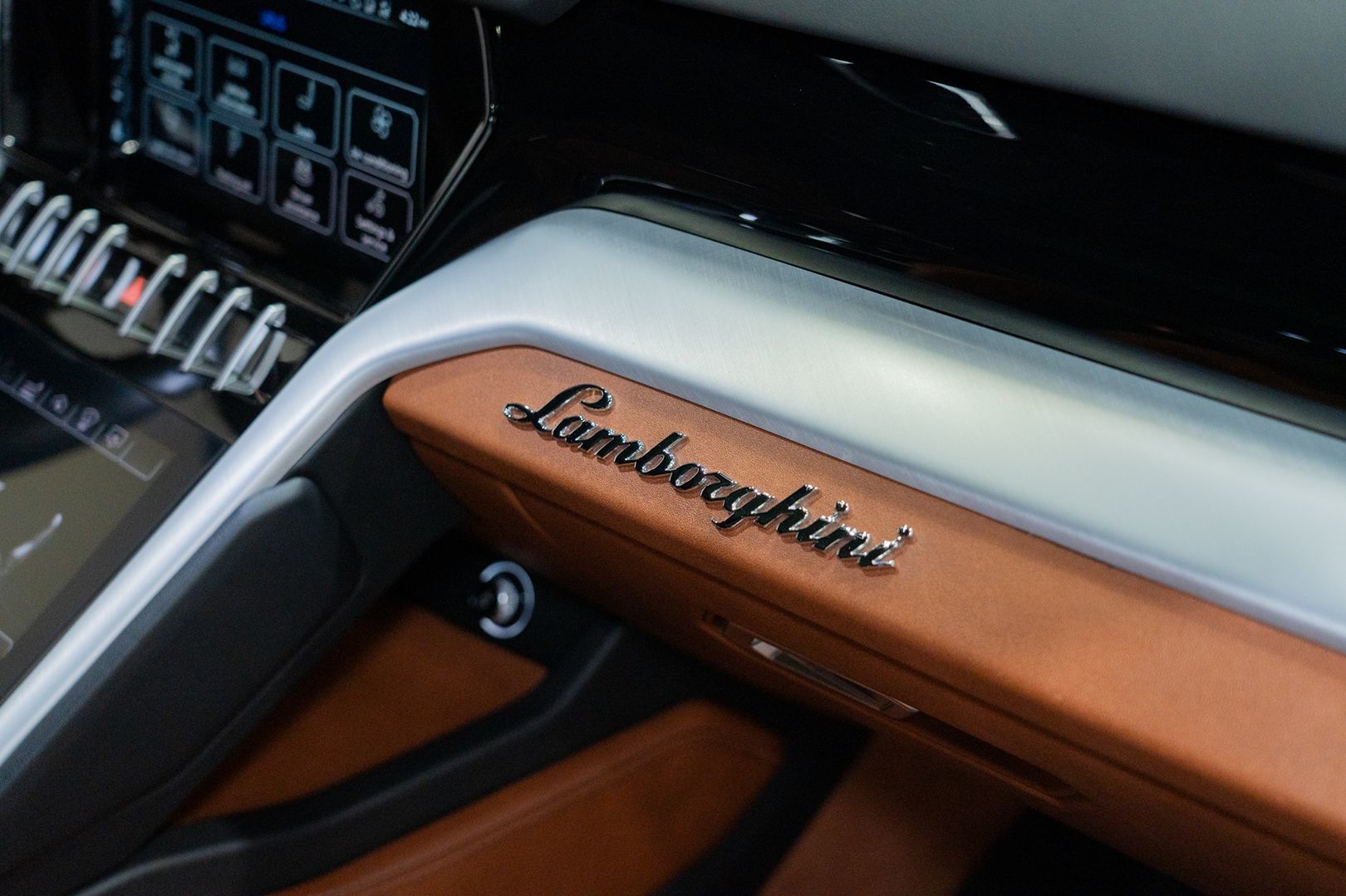 Photo 58 of this Lamborghini Urus