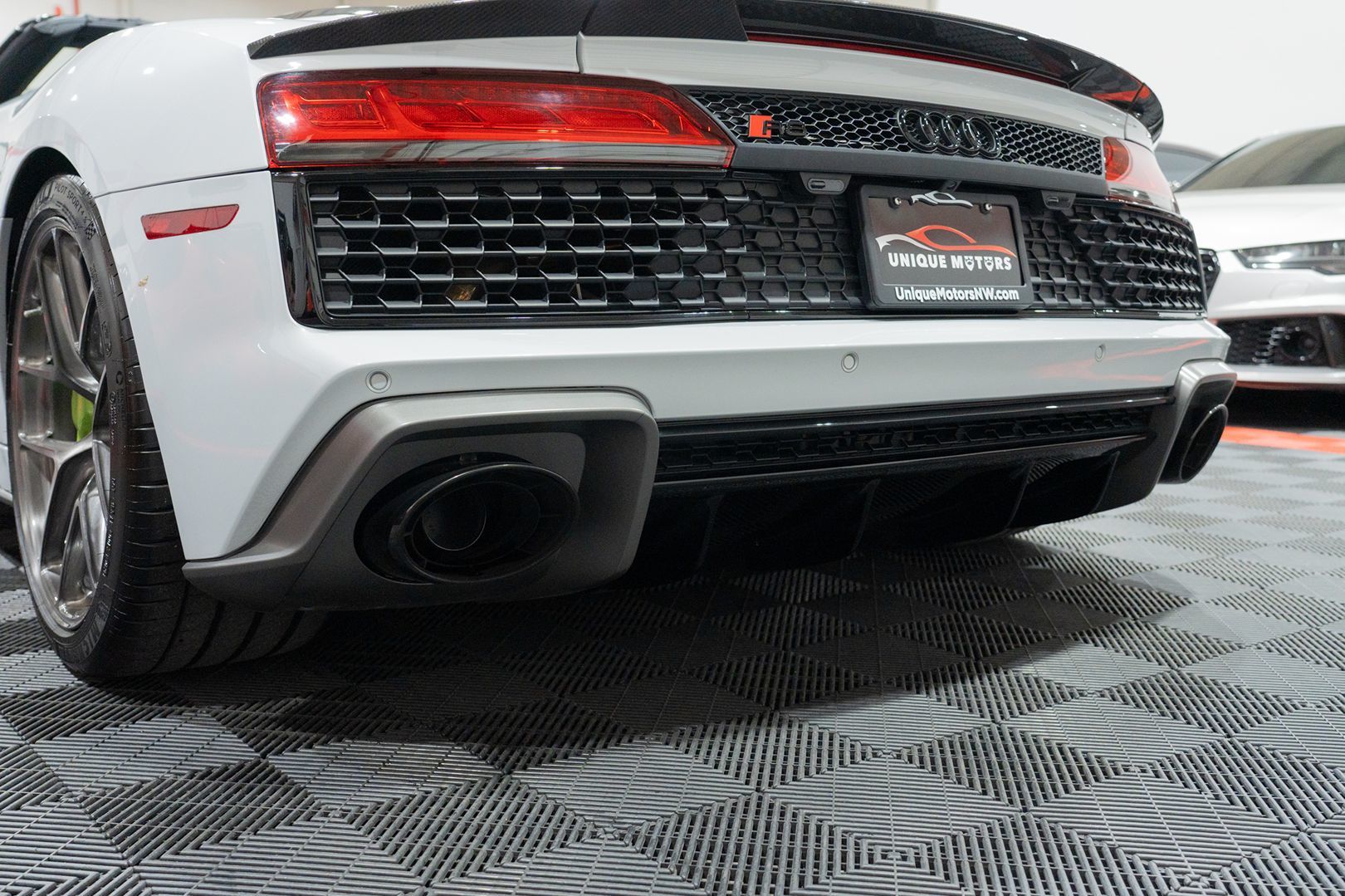 Photo 9 of this Audi R8 Spyder