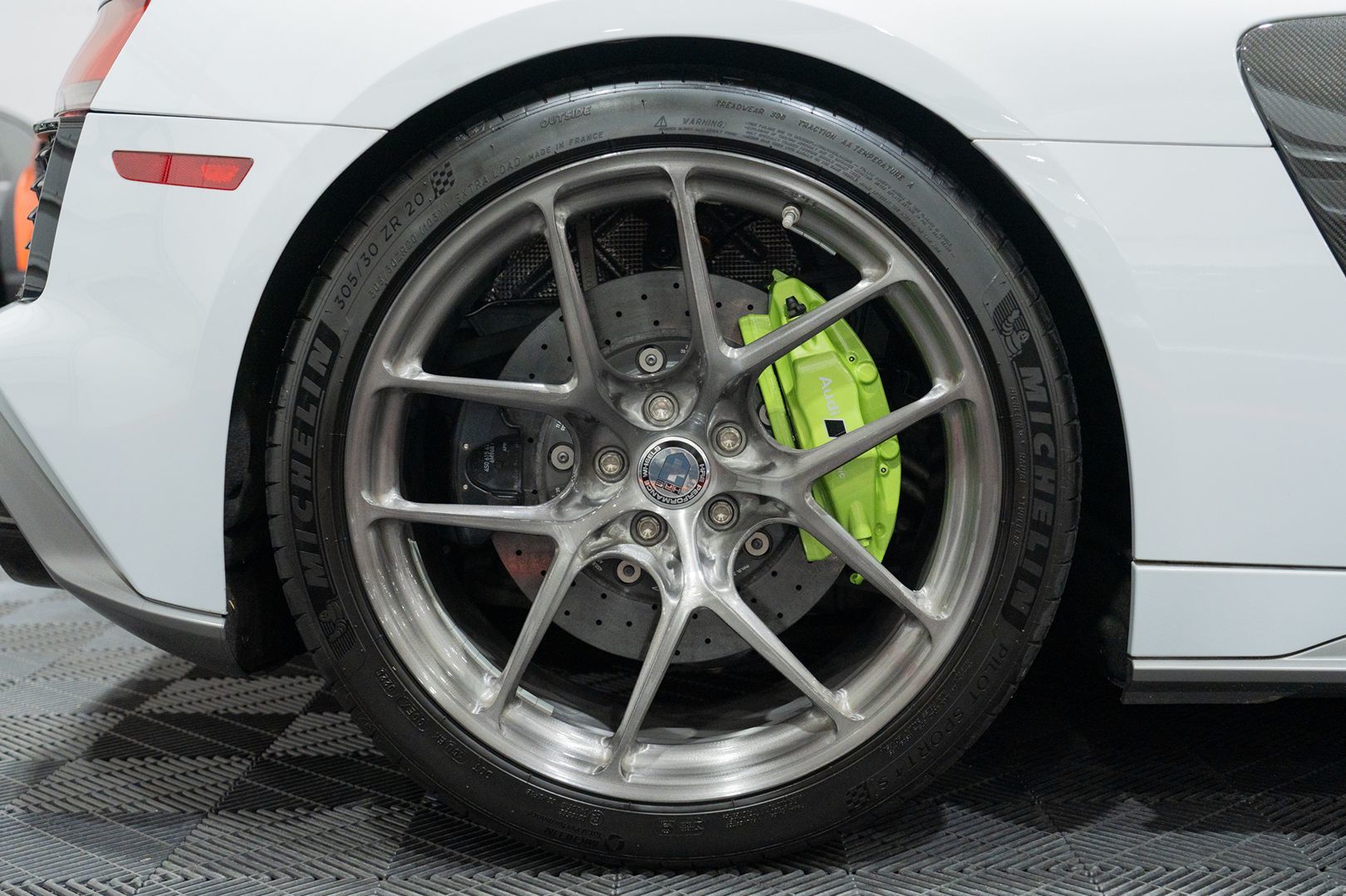 Photo 18 of this Audi R8 Spyder