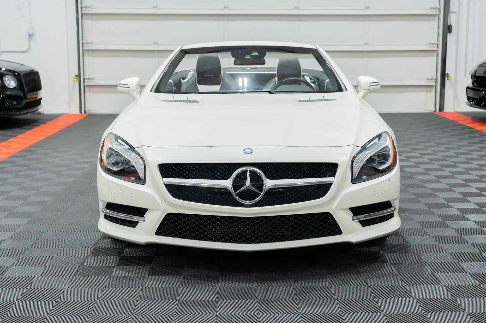 Photo 3 of this Mercedes-Benz SL550