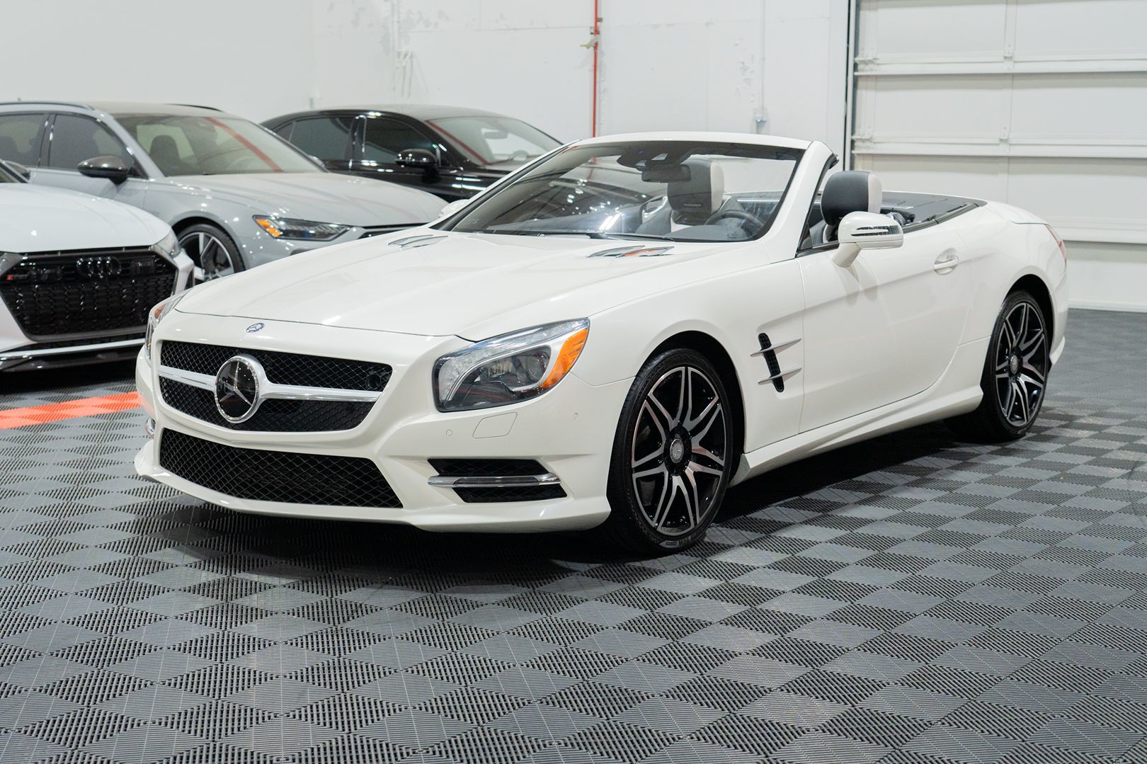 Photo 4 of this Mercedes-Benz SL550