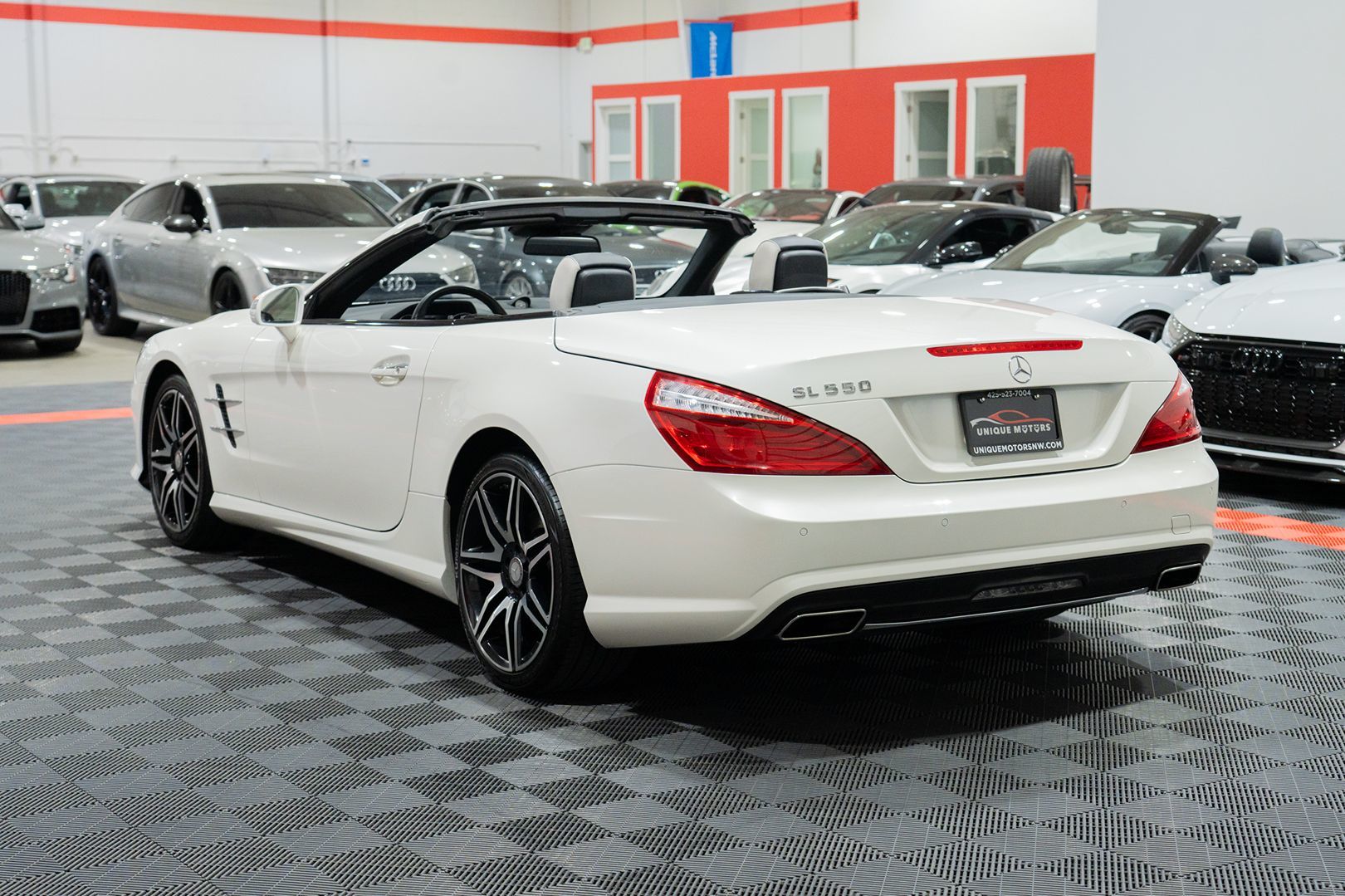 Photo 5 of this Mercedes-Benz SL550