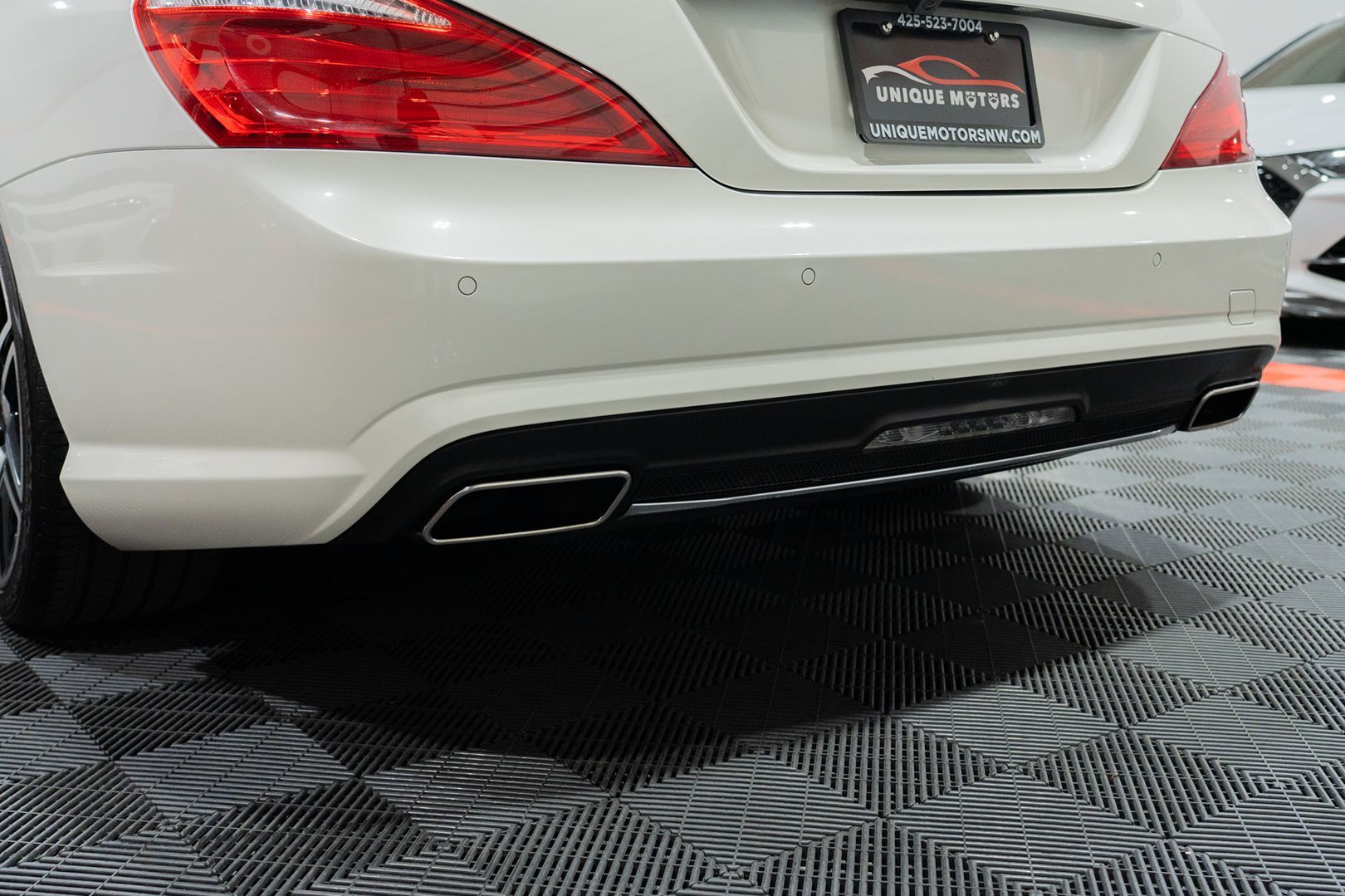 Photo 10 of this Mercedes-Benz SL550