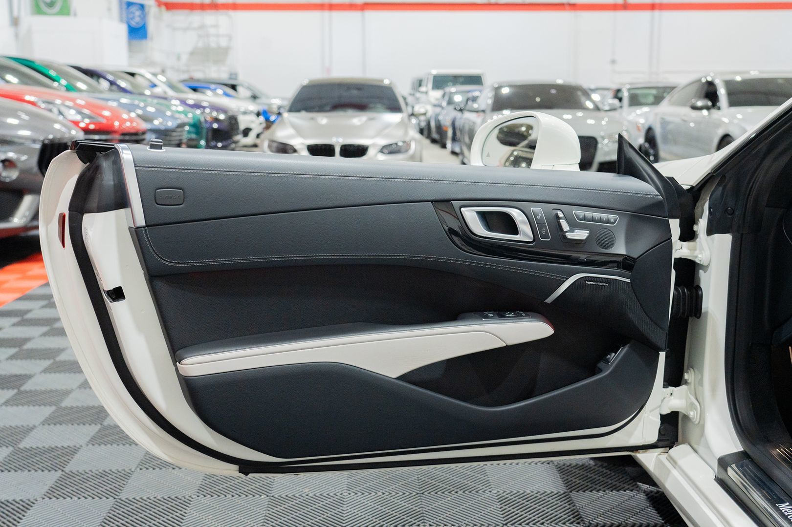 Photo 15 of this Mercedes-Benz SL550