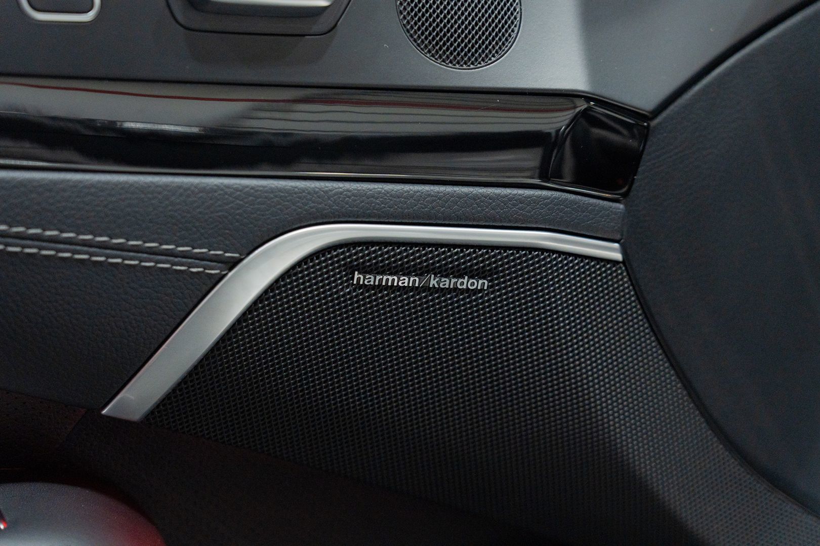 Photo 17 of this Mercedes-Benz SL550
