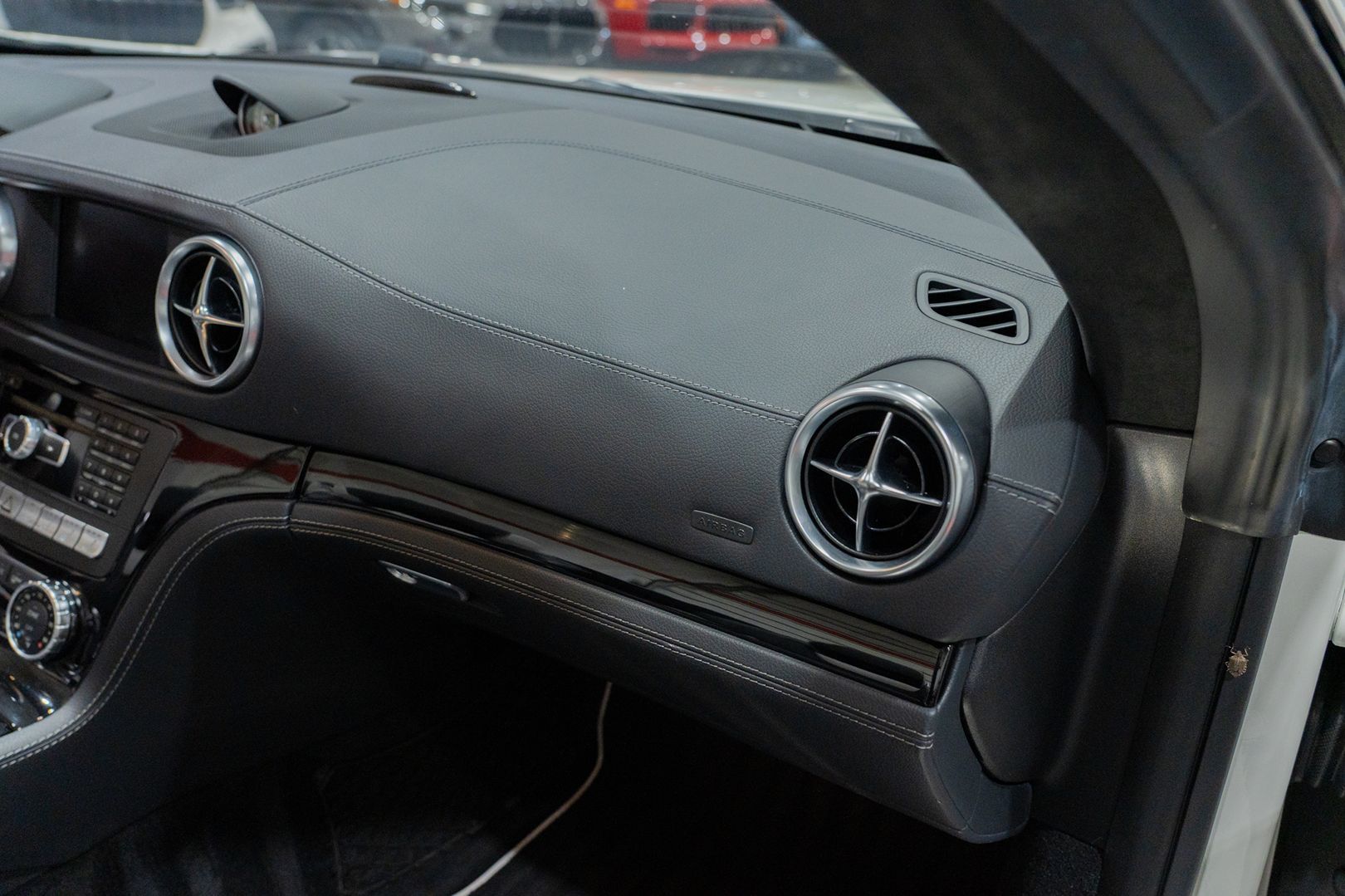 Photo 25 of this Mercedes-Benz SL550