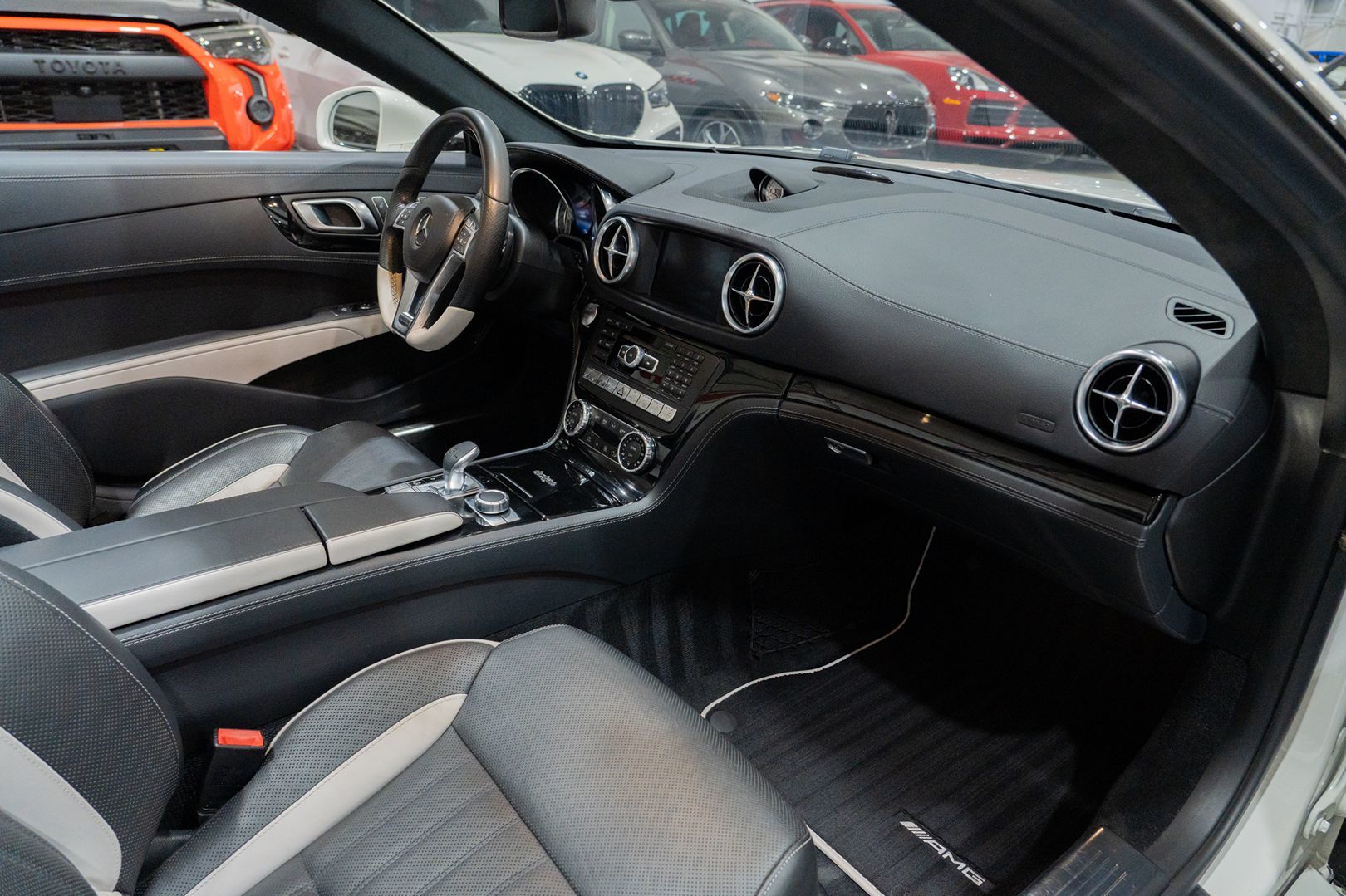 Photo 24 of this Mercedes-Benz SL550