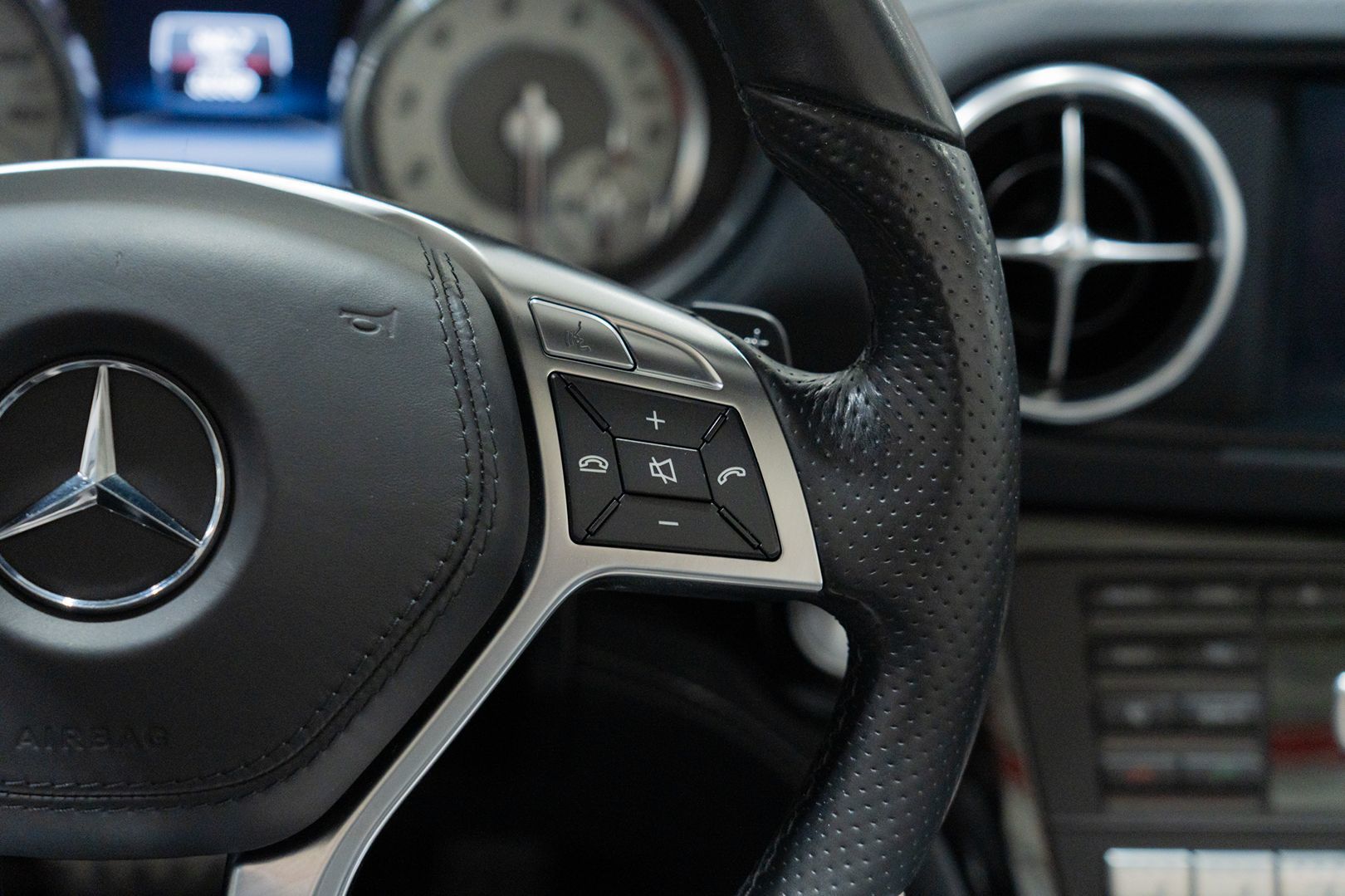 Photo 28 of this Mercedes-Benz SL550