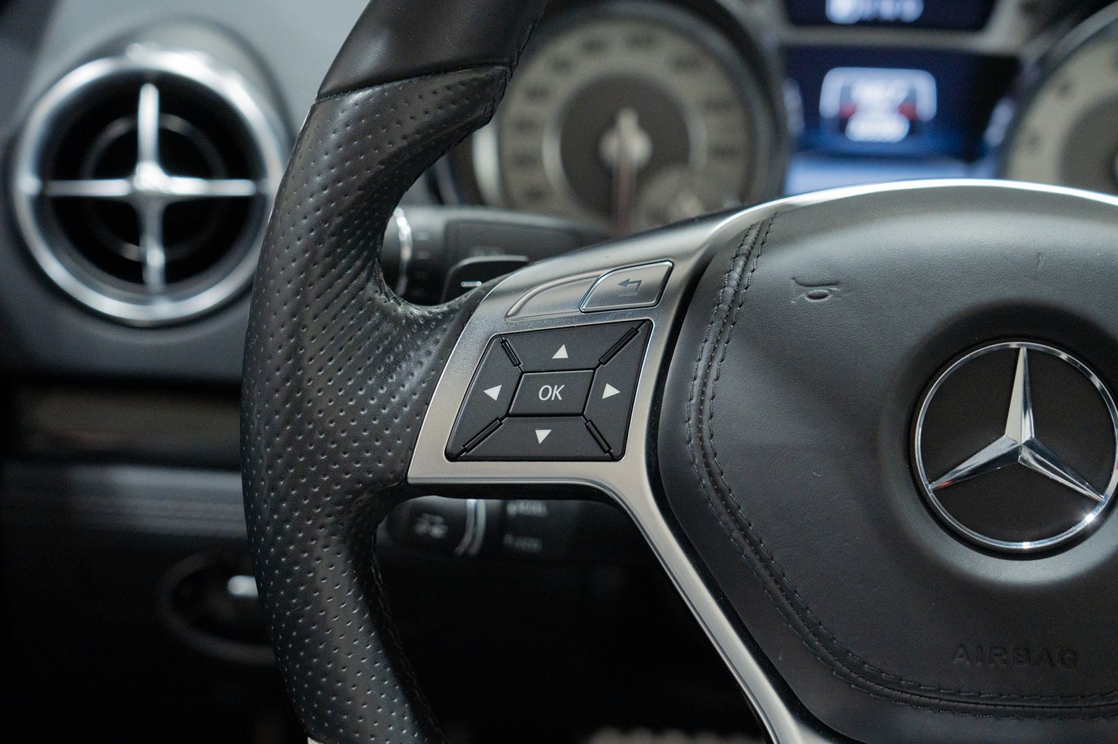 Photo 27 of this Mercedes-Benz SL550