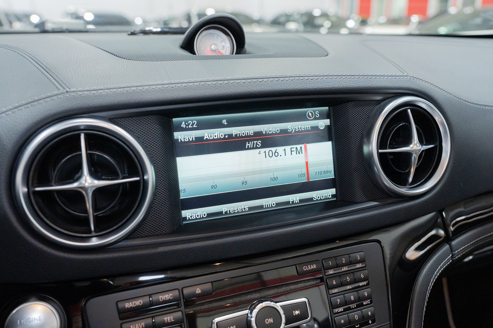 Photo 31 of this Mercedes-Benz SL550