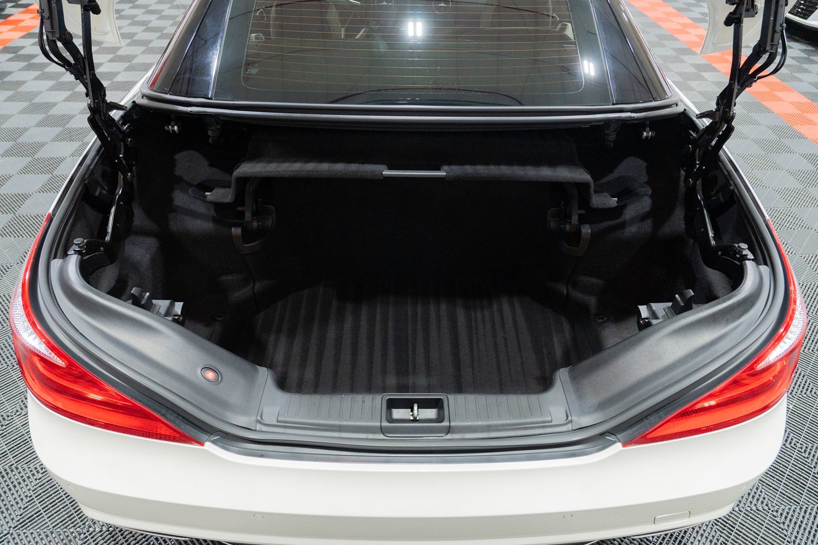 Photo 42 of this Mercedes-Benz SL550