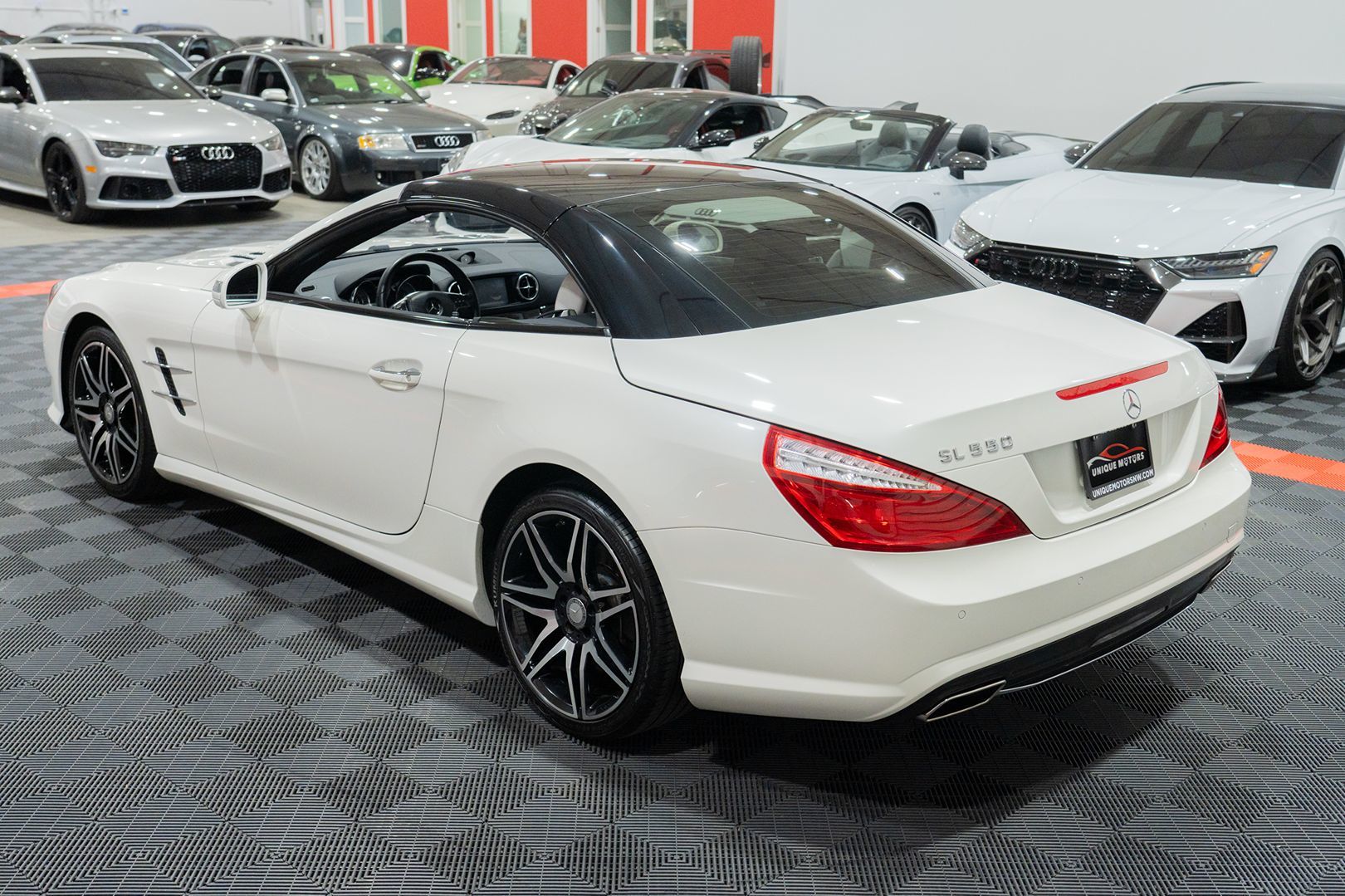 Photo 43 of this Mercedes-Benz SL550