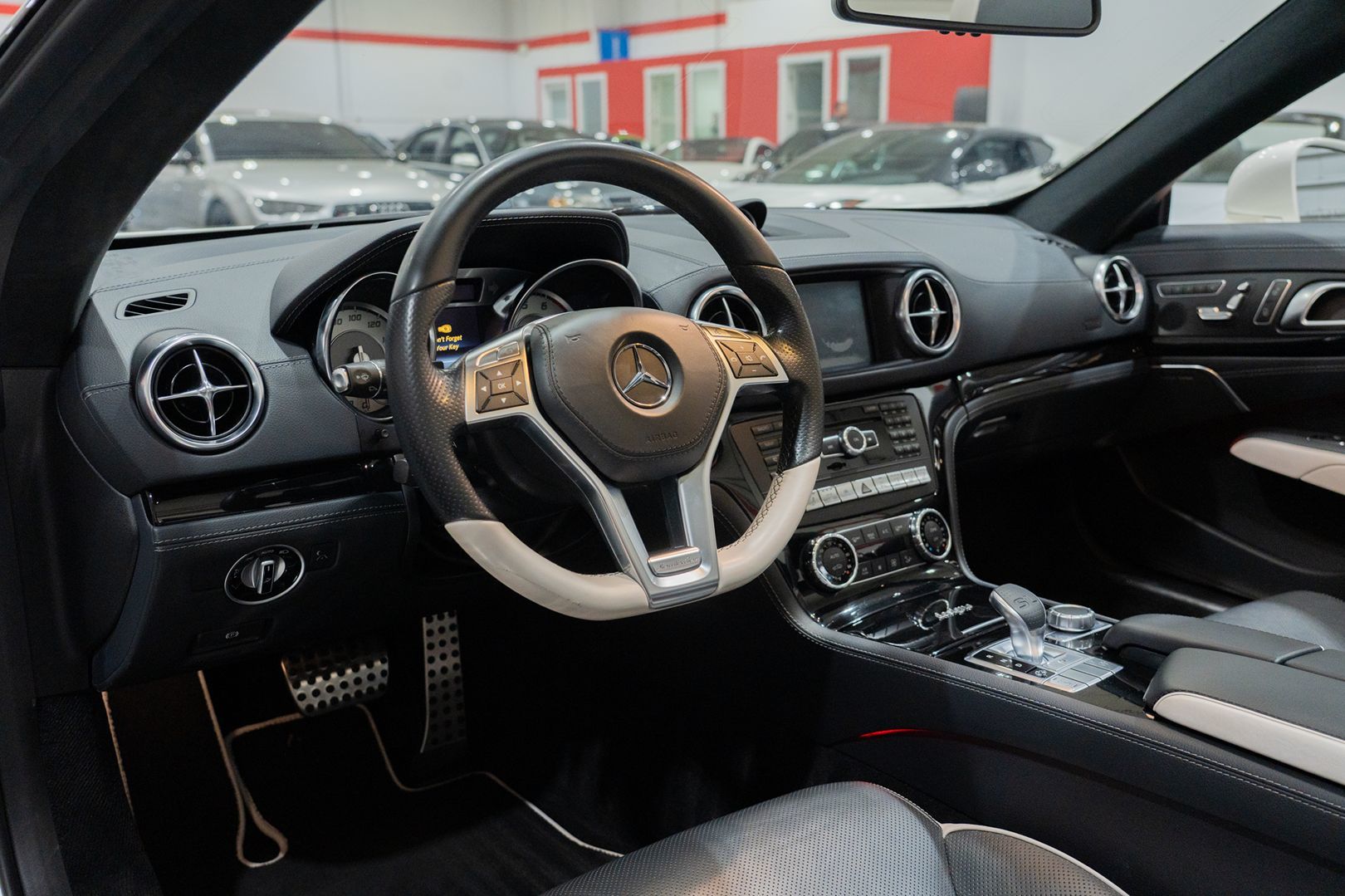 Photo 18 of this Mercedes-Benz SL550