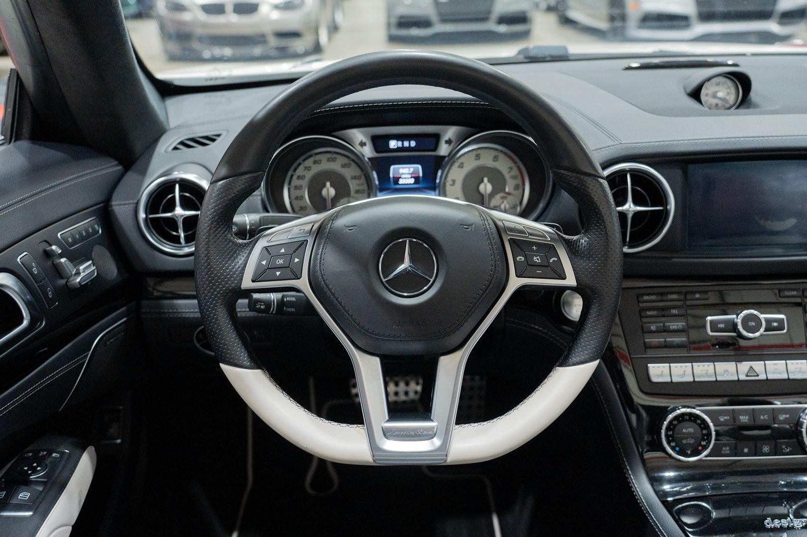 Photo 19 of this Mercedes-Benz SL550