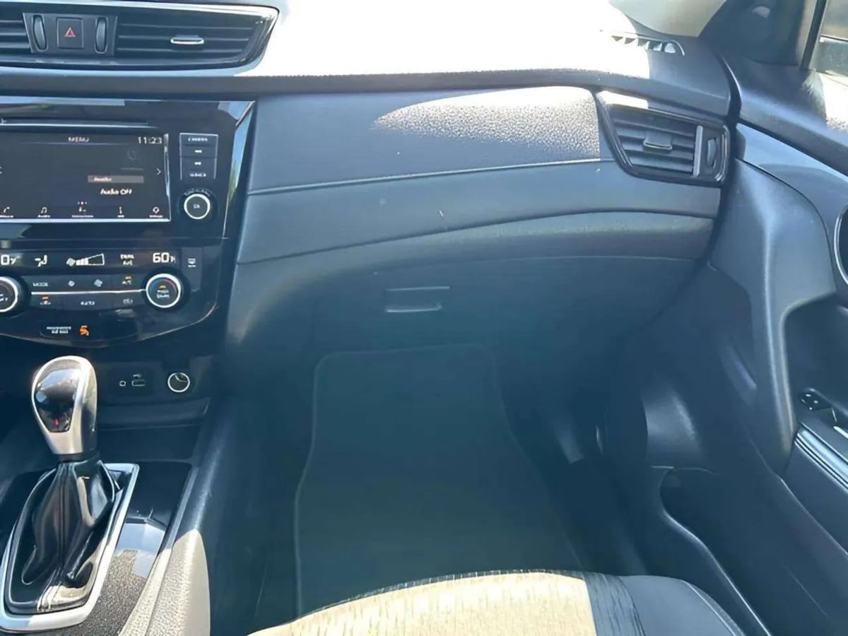 Photo 15 of this Nissan Rogue