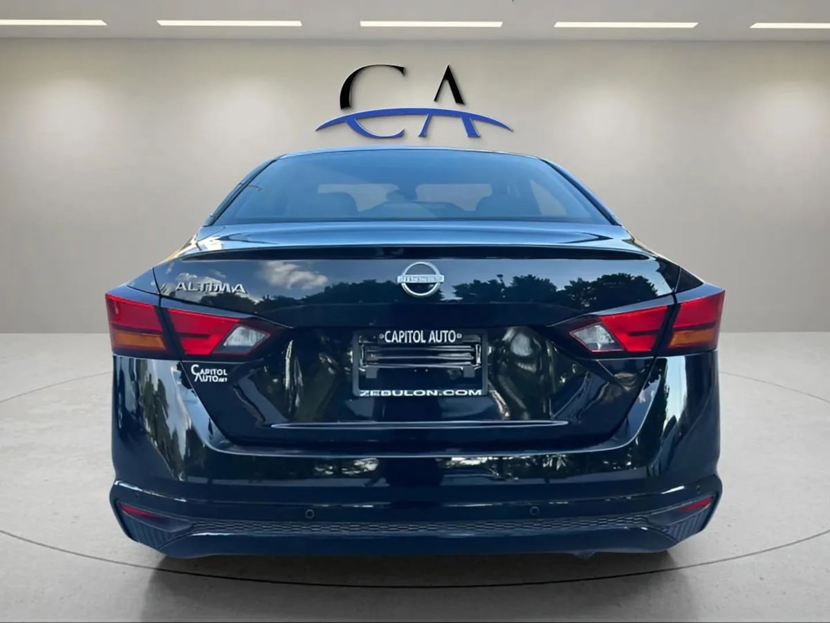 Photo 6 of this Nissan Altima