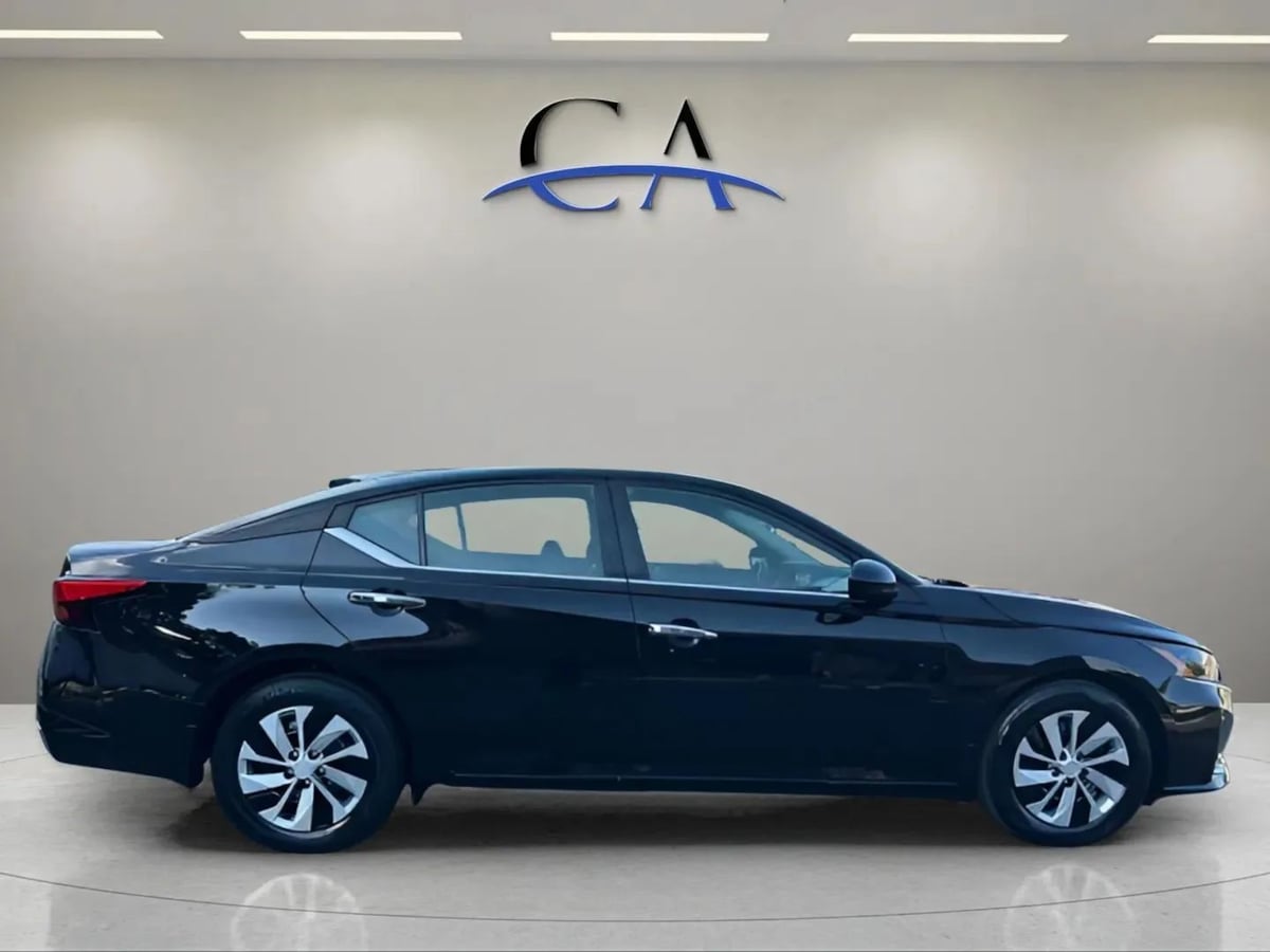 Photo 8 of this Nissan Altima