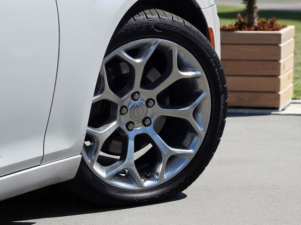 2016 Chrysler 300 Platinum photo 7