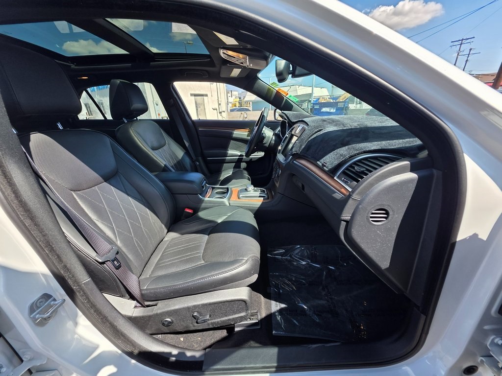 2016 Chrysler 300 Platinum photo 9