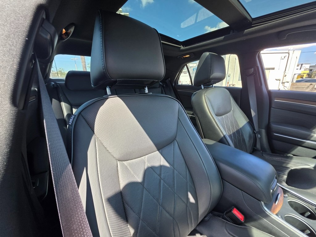 2016 Chrysler 300 Platinum photo 10
