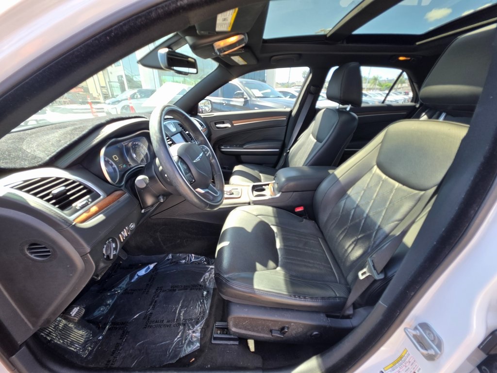 2016 Chrysler 300 Platinum photo 14