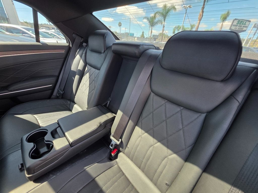 2016 Chrysler 300 Platinum photo 17
