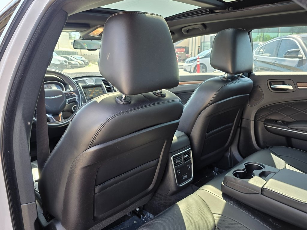 2016 Chrysler 300 Platinum photo 18