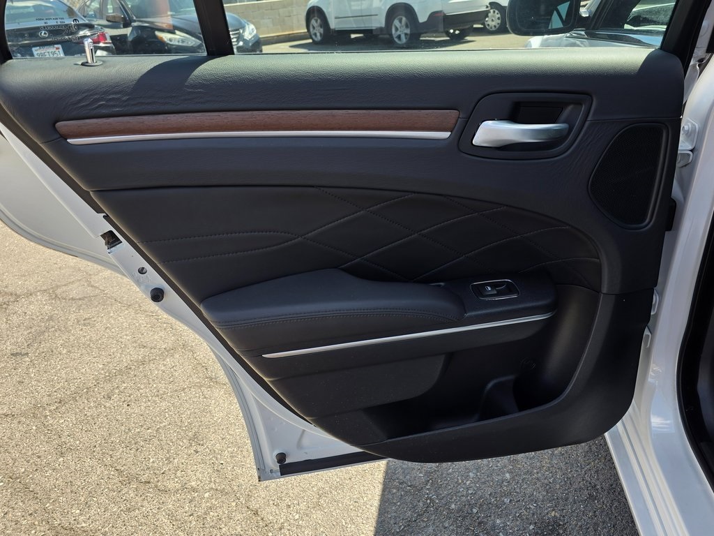 2016 Chrysler 300 Platinum photo 20