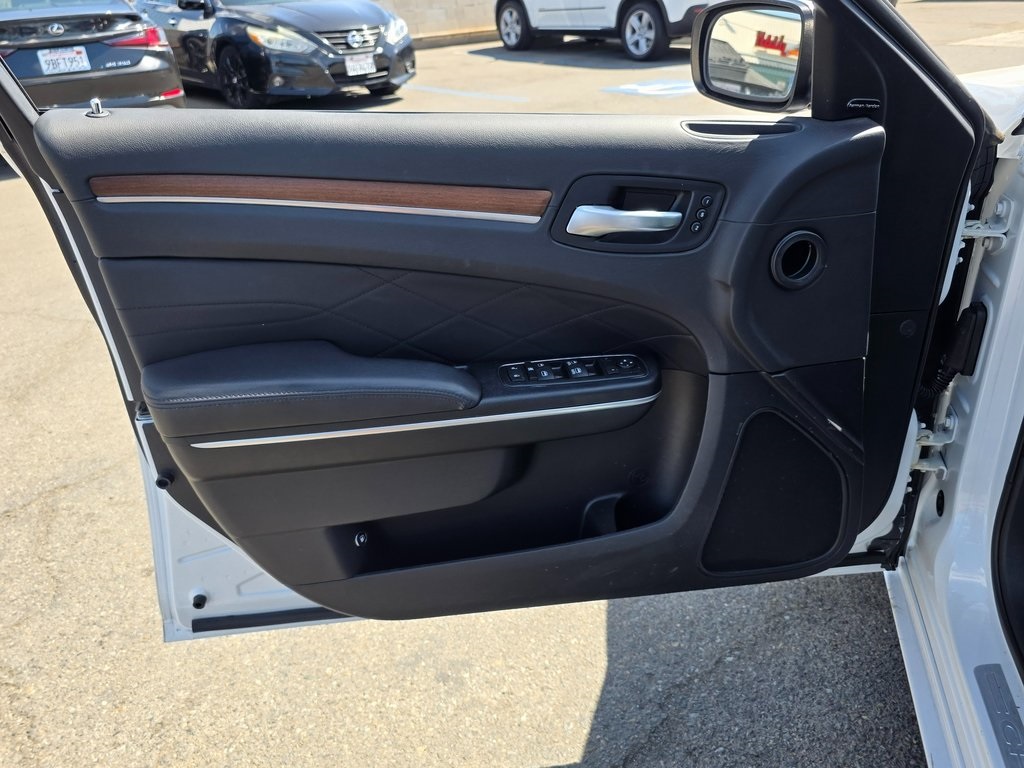 2016 Chrysler 300 Platinum photo 21