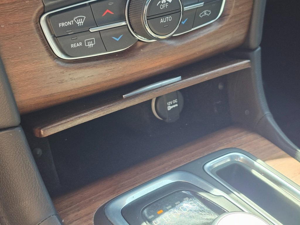 2016 Chrysler 300 Platinum photo 30