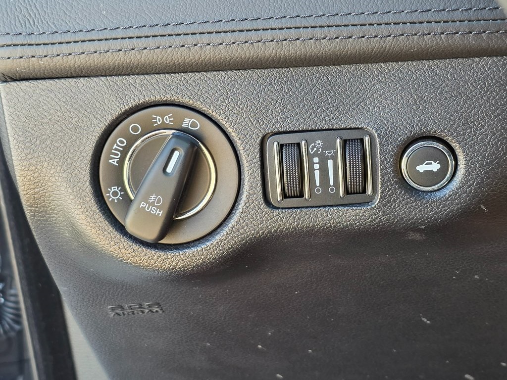 2016 Chrysler 300 Platinum photo 36