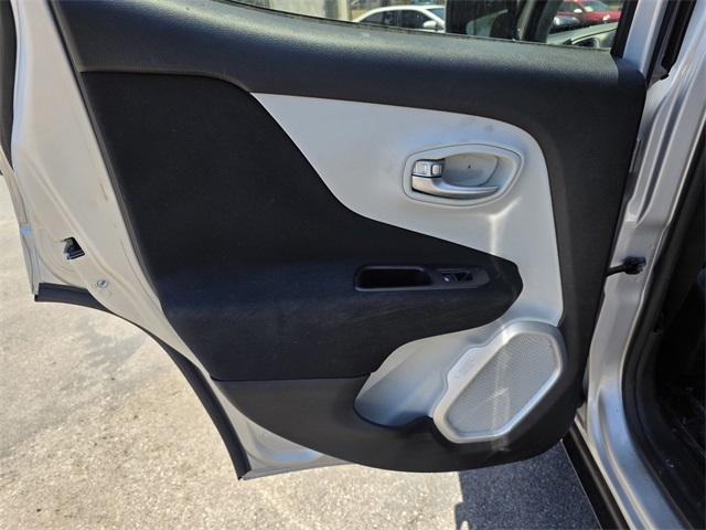 2019 Jeep Renegade Latitude photo 19
