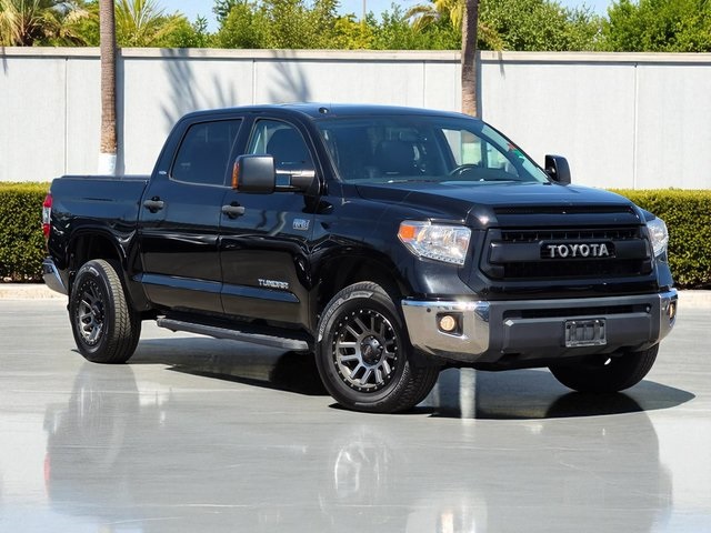 2017 Toyota Tundra SR5 photo 2